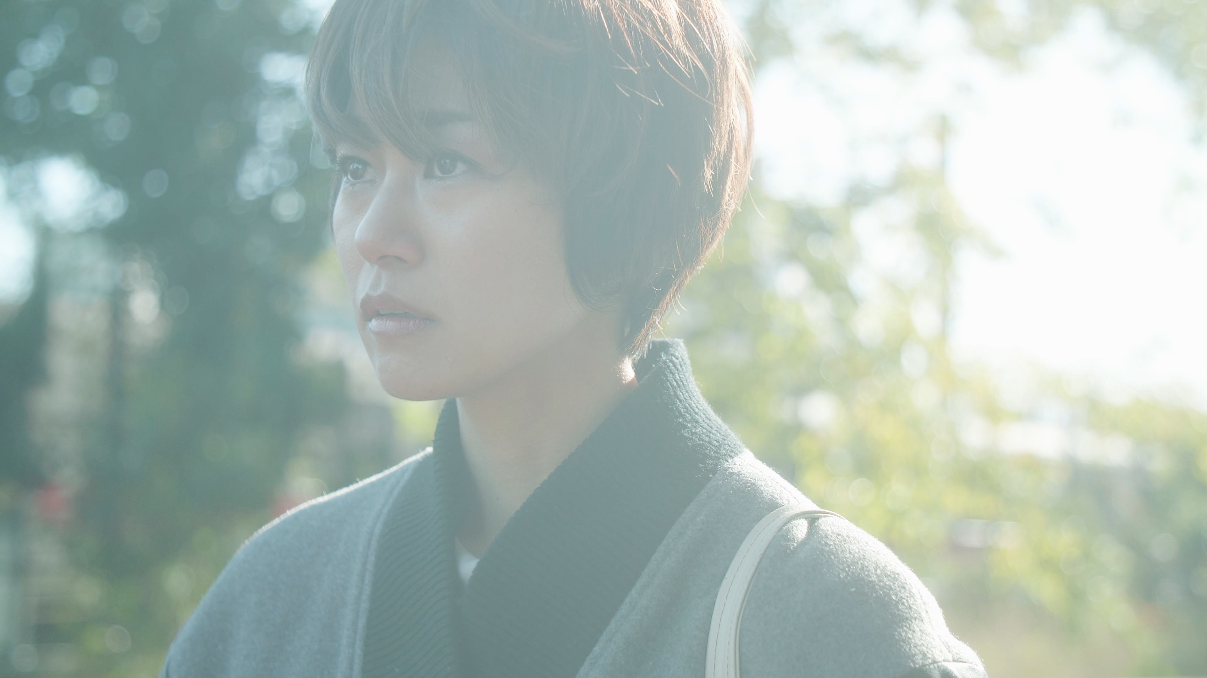 見えない"自分"に彼女はもがく。差した光に戸惑いながら。同性に対して抱いた恋ともいえない淡い想い。その曖昧な感情の正体に気づくまでの心の機微を、柔らかな光が美しい映像と繊細なタッチの演出で映し出した珠玉の短編映画。