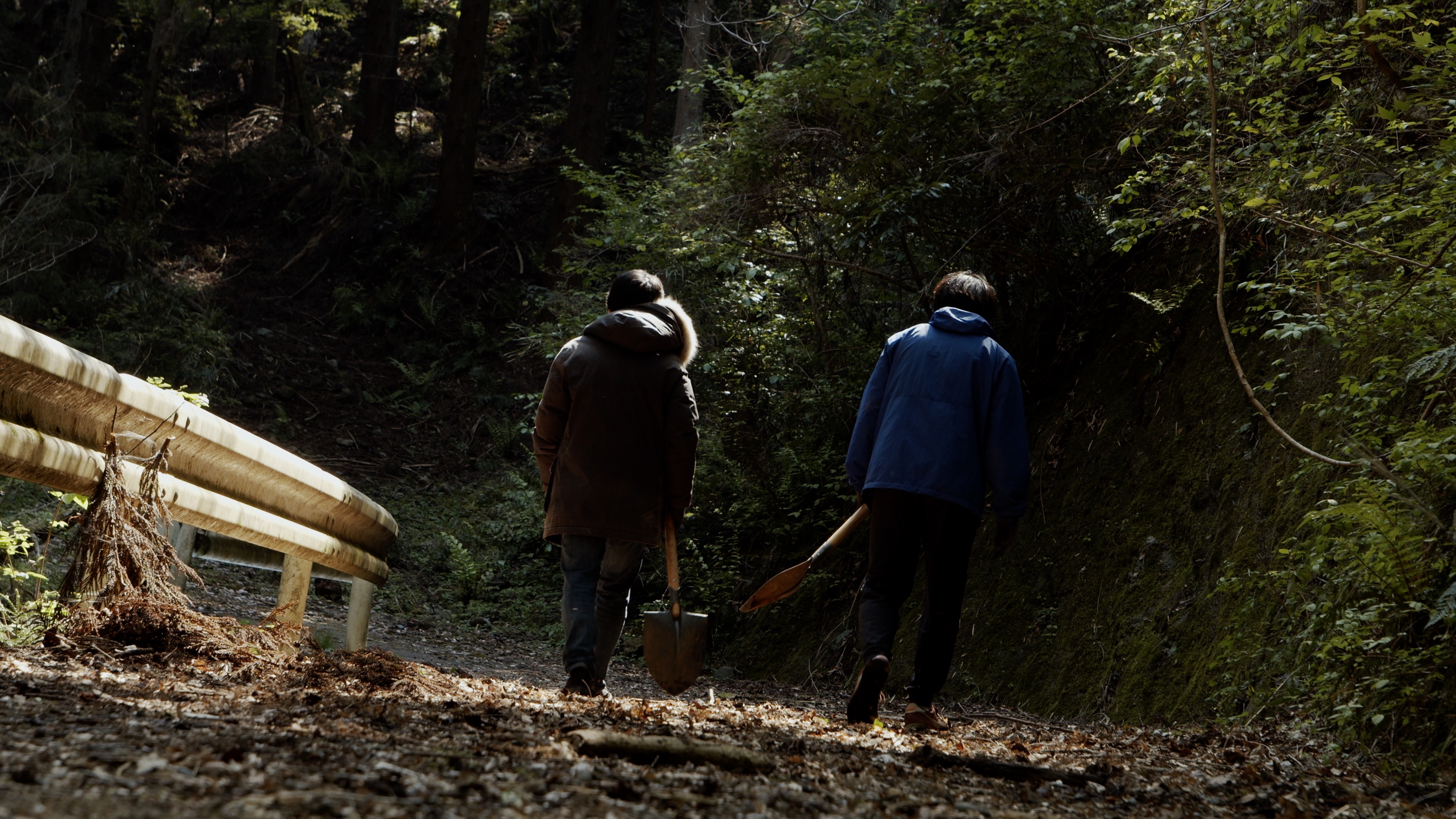 未知の新型ウイルスの蔓延する、とある世界。緑の山々、鳥のさえずり、木漏れ日を生み出す麗しい朝日、そんな色あふれた情景に倣わず、2人の男が山奥へ車を走らせていた。神妙な面持ちで山道を下ってゆく2人の果ては、一体どこか。あるいは、もうここが果てなのだろうか。