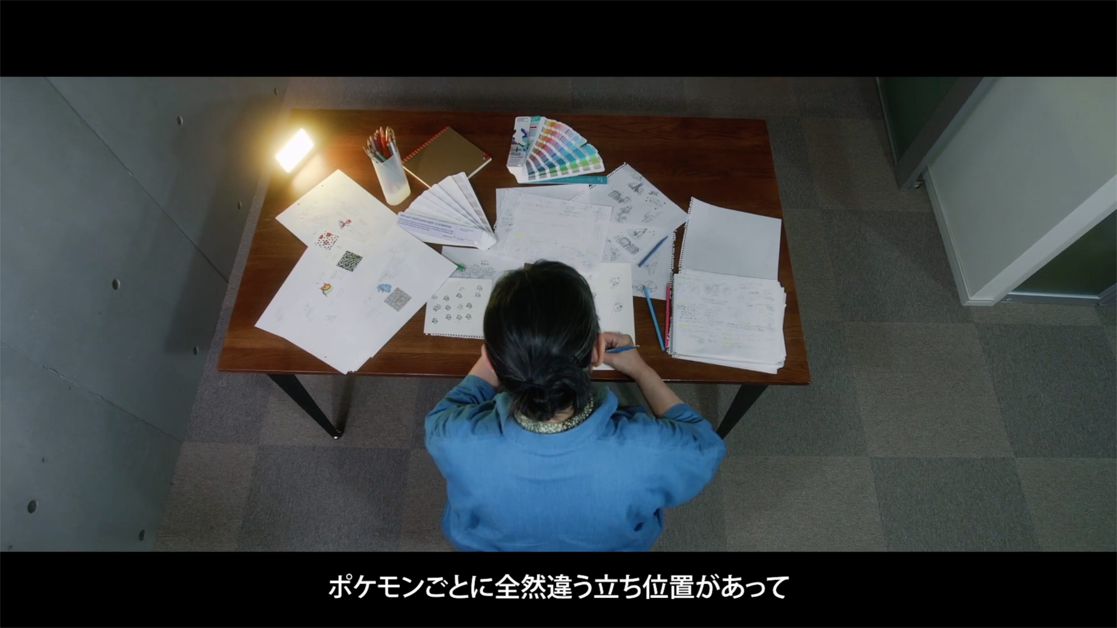 好きなポケモン柄を自由に組み合わせて自分だけのシャツを注文できる『ポケモンシャツ』から、シャツが皆さまの元へ届くまでの工程に密着したドキュメンタリー映像を公開！「デザイナー」編では、実際にポケモンシャツのデザインを手掛けた、デザイナーの人たちに直接インタビューし、デザインを作成する上でのこだわりや苦労などをお届けします！