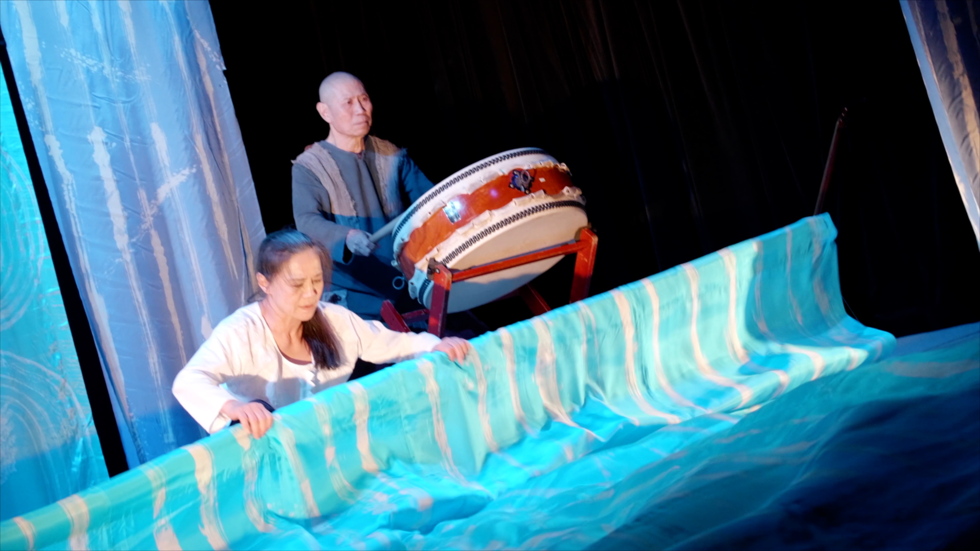 間沙羅ヶ池伝説、これは人と水との戦いの話。やり場の無い、恋の話。。様々な思惑と生と死が織りなす物語。うろのひびき　結成30周年記念公演